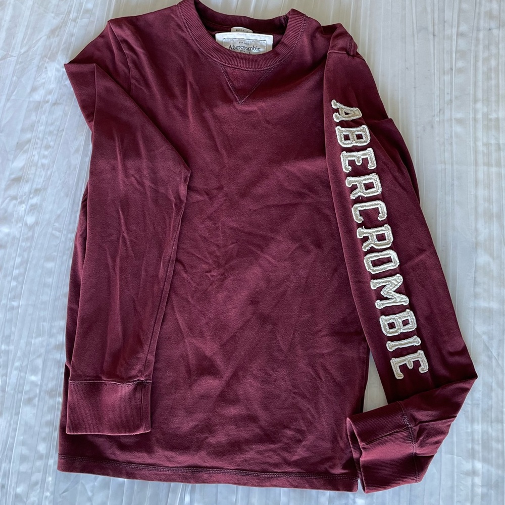 Abercrombie & Fitch long sleeve burgundy sweatshirt in Men’s Medium